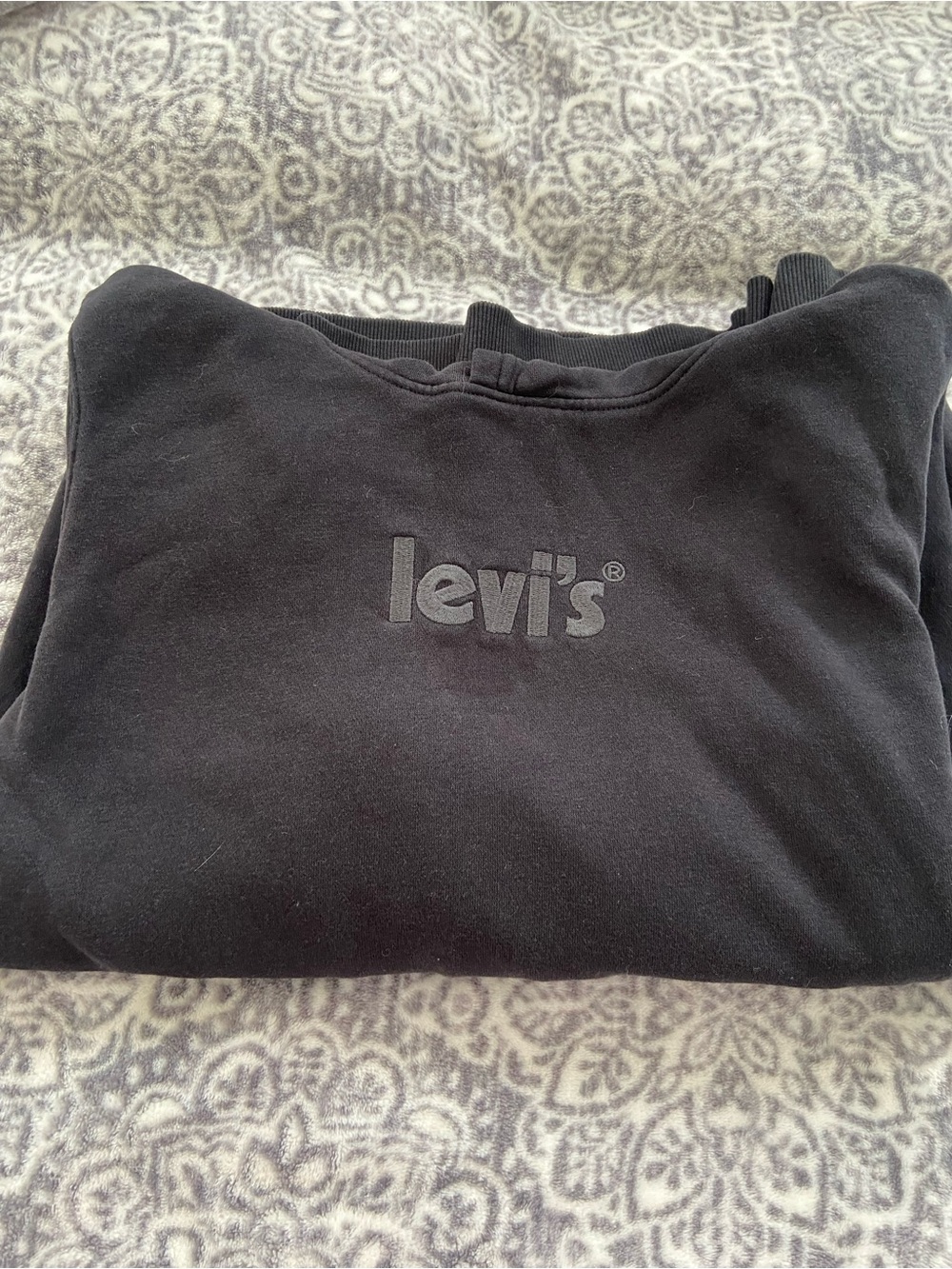 **bundle 3 for $20**Levi's Black Crewneck Sweatshirt - Picture 2 of 3